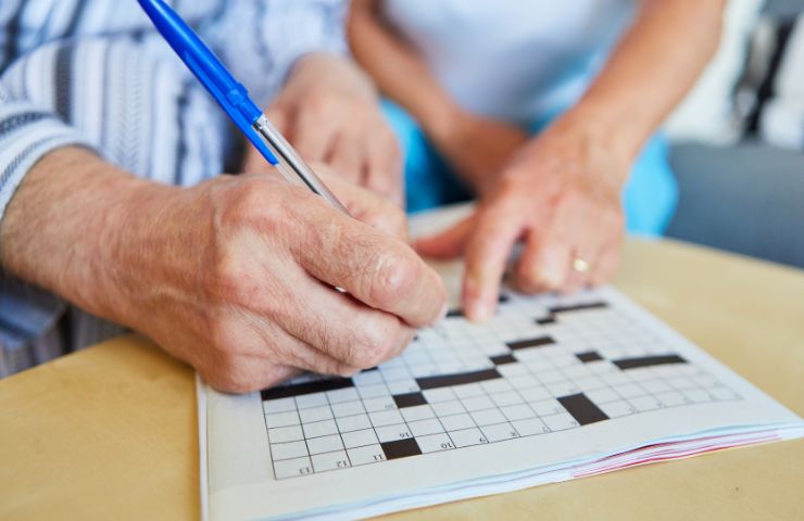 Una persona che fa le parole crociate