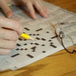 Una persona che fa un cruciverba
