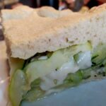 Una focaccia ripiena di mozzarella e zucchine