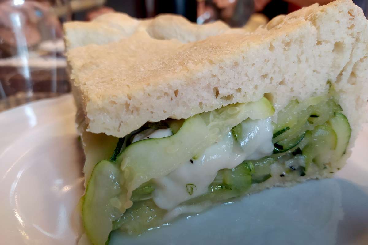 Una focaccia ripiena di mozzarella e zucchine