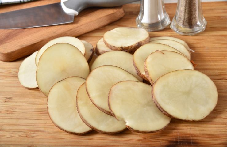 Delle patate a fettine su un piano
