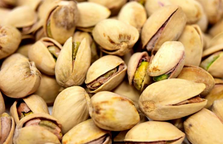 Dei pistacchi ammassati
