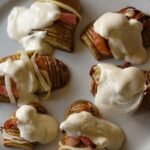 Patate al forno con bacon e besciamella appena sfornate e servite