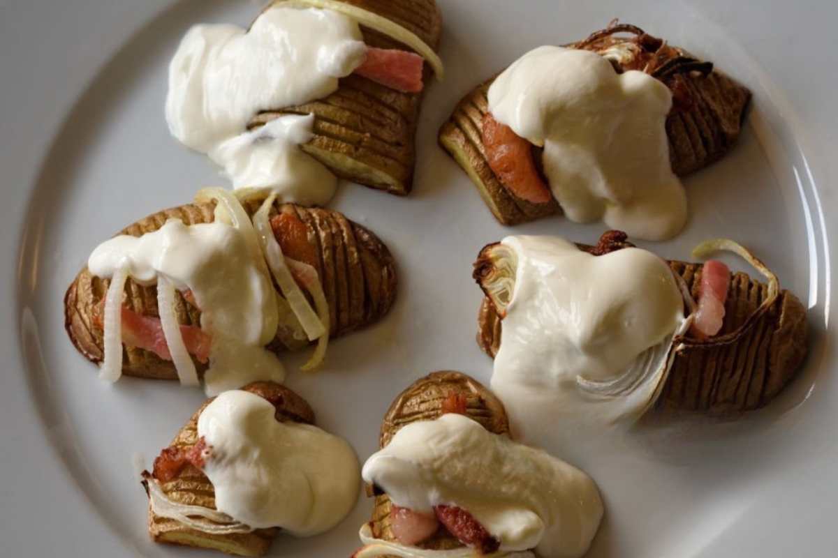 Patate al forno con bacon e besciamella appena sfornate e servite