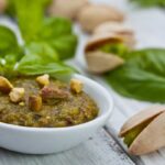 Del pesto al pistacchio in ciotoline
