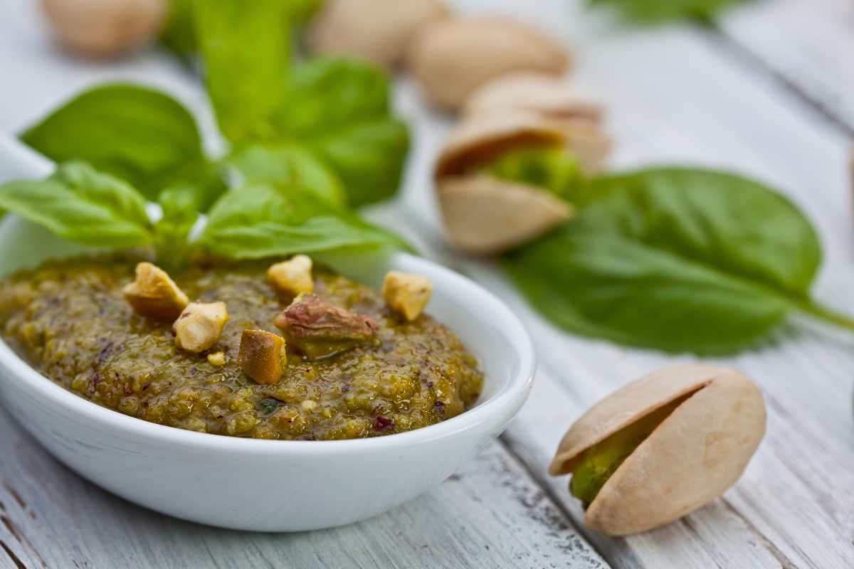 Del pesto al pistacchio in ciotoline