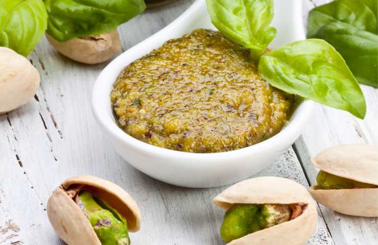 cucchiaio con pesto al pistacchio