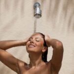 donna sotto la doccia che sorride