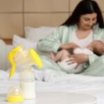 donna che allatta e tiralatte in primo piano