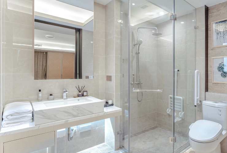 bagno con colori chiari pulito e brillante
