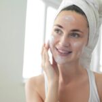 donna che mette la crema in viso