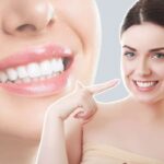 collage volto di donna che sorride e ragazza che indica i denti