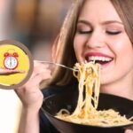 donna che mangia della pasta e nel riquadro una sveglia