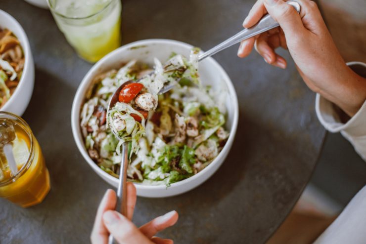donna che mescola un'insalata di verdure