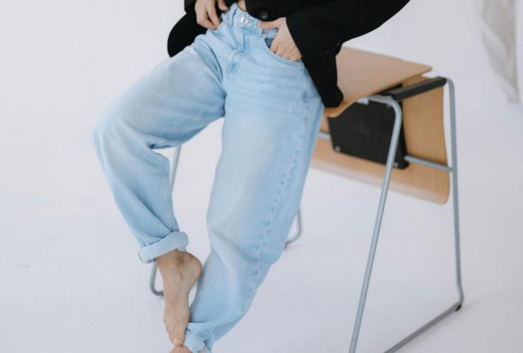 persona che indossa un jeans