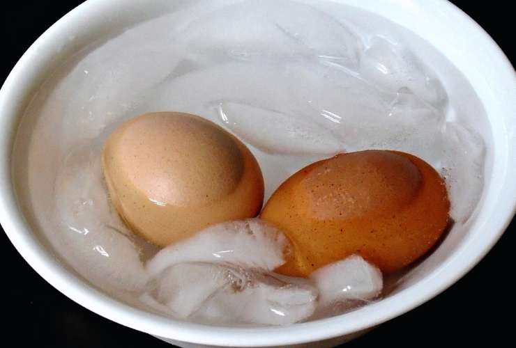 uova cuociono in acqua bollente