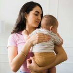 donna con in braccio un neonato