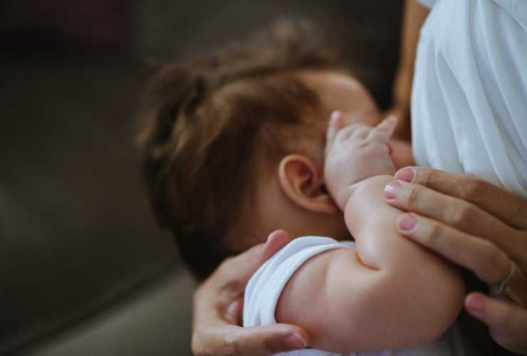 neonato che si copre la faccia