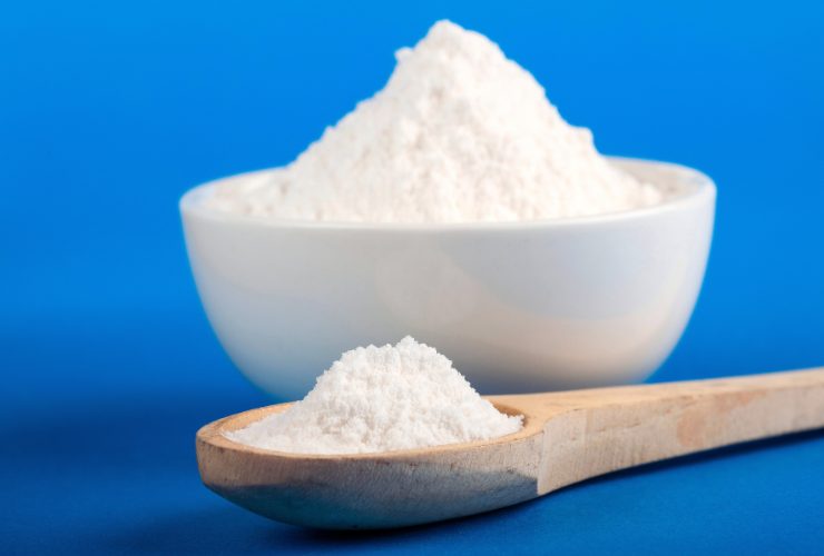 ciotola e cucchiaio di legno con biacarbonato di sodio