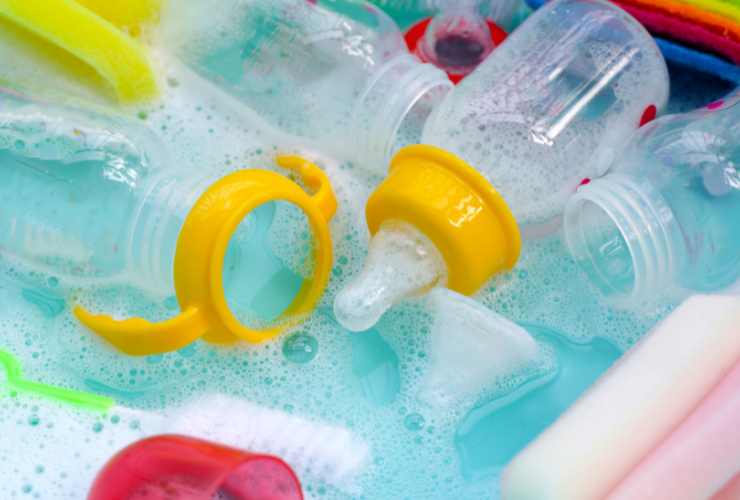 biberon in acqua con detersivo