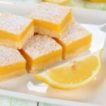 quadrotti di torta al limone su un piatto