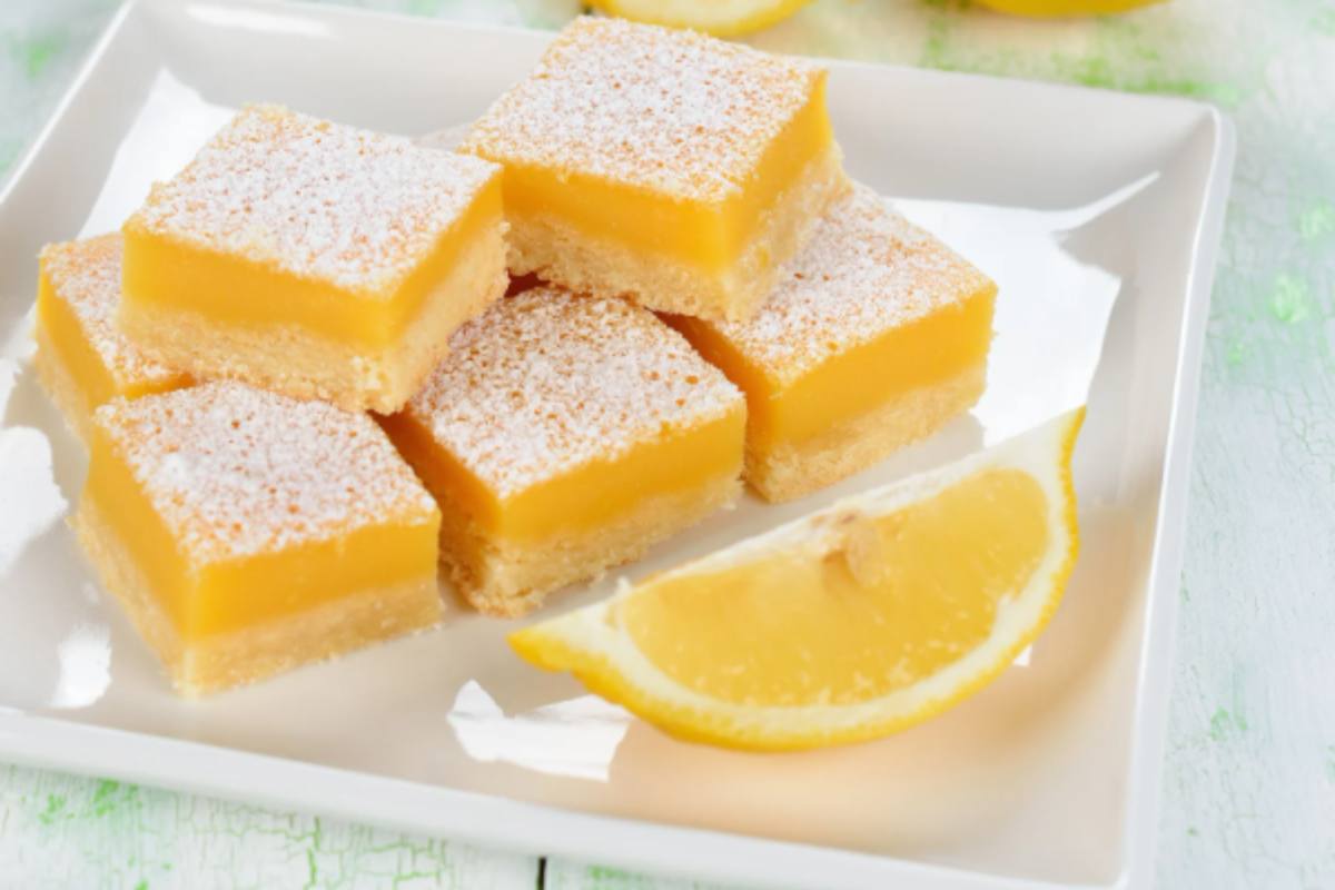quadrotti di torta al limone su un piatto